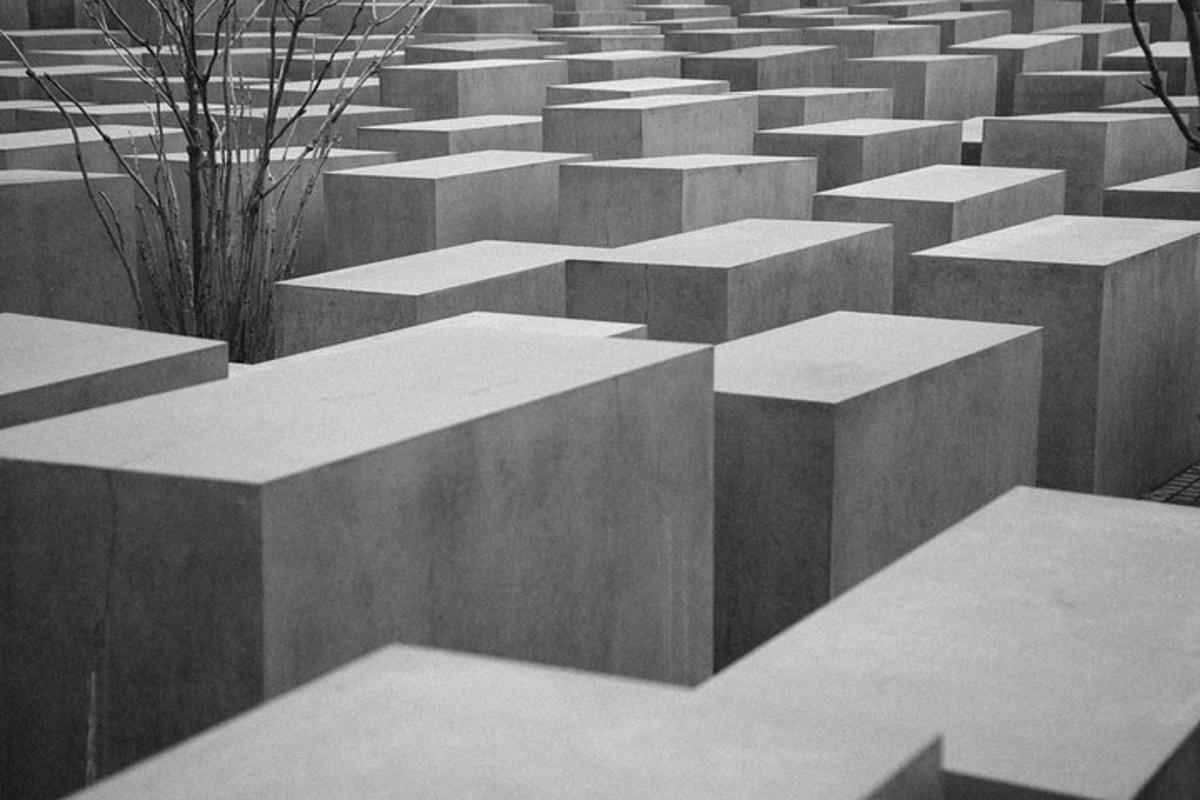 czarno-białe zdjęcie przedstawiające kilka betonowych siedzeń