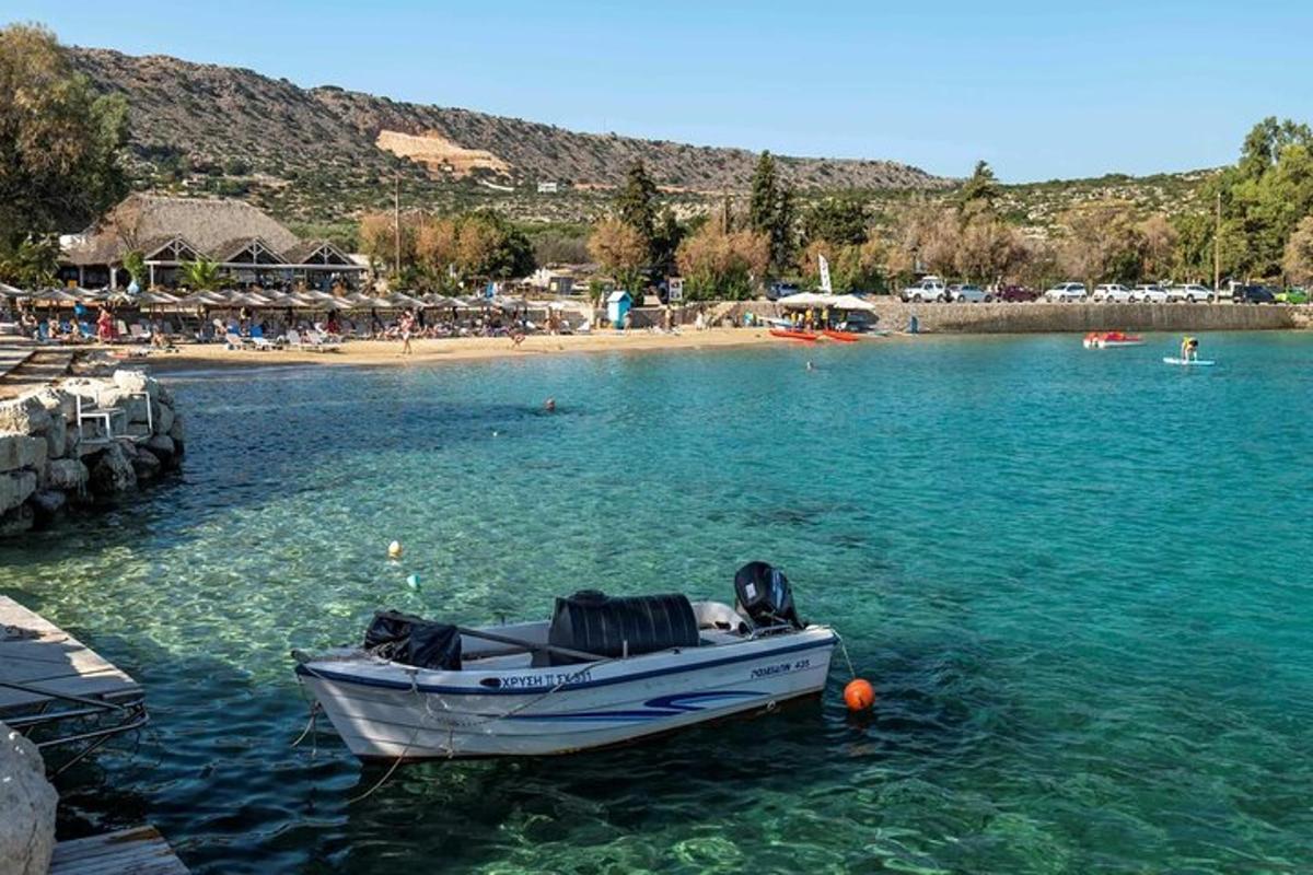 un bateau assis dans l'eau à côté d'une plage