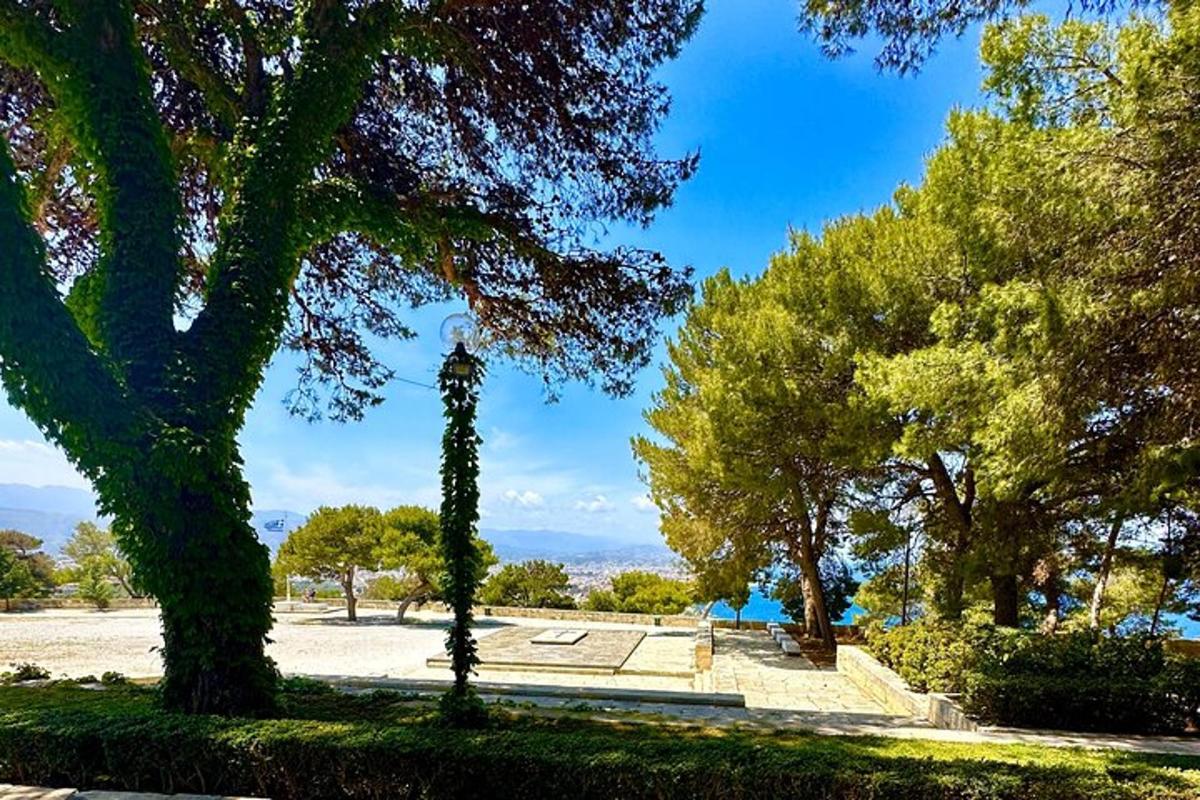 un parc avec un arbre et un lampadaire