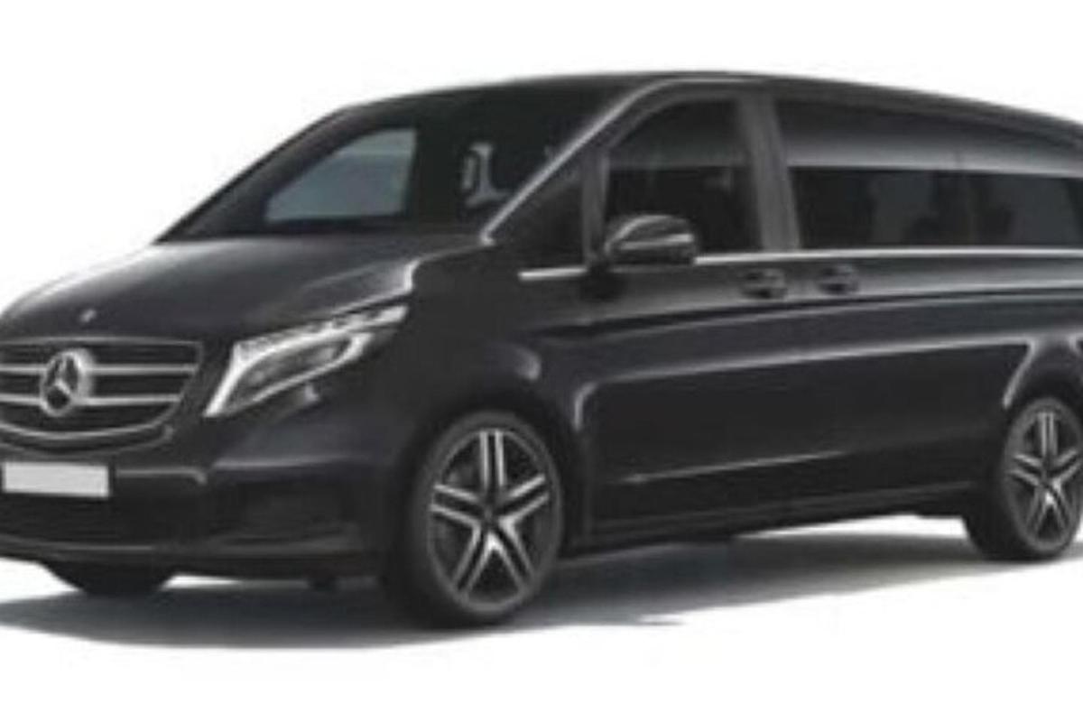Egy fekete Mercedes Benz kisbusz parkolt fehér alapon