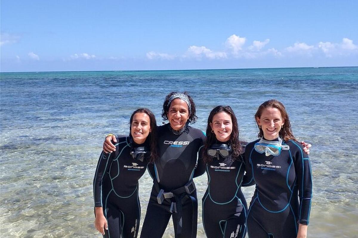 Un grupo de mujeres de pie en la playa