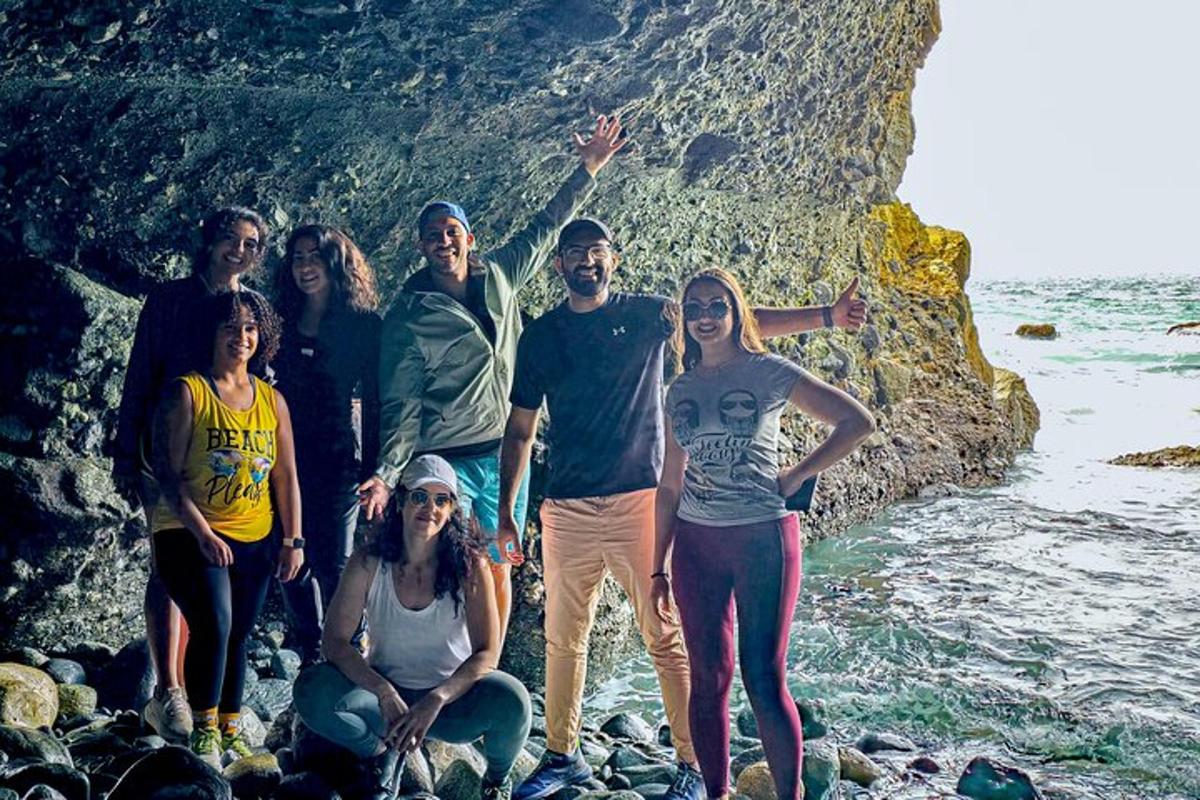 sekumpulan orang bergambar di pantai