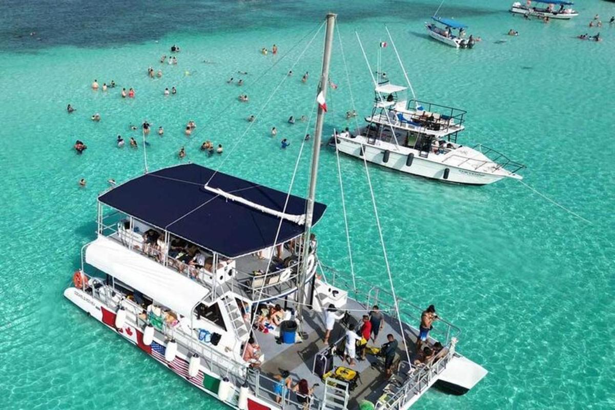 un gruppo di persone su una barca in acqua