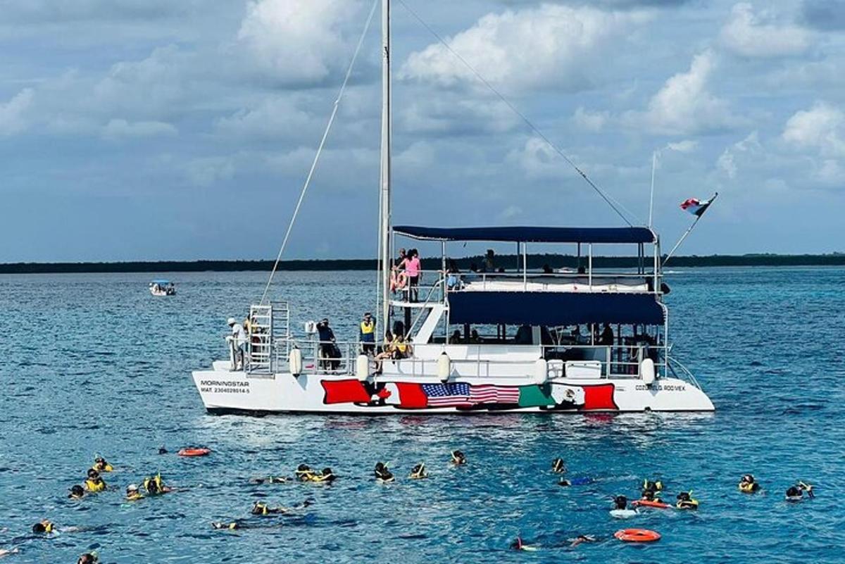 un gruppo di persone su una barca in acqua
