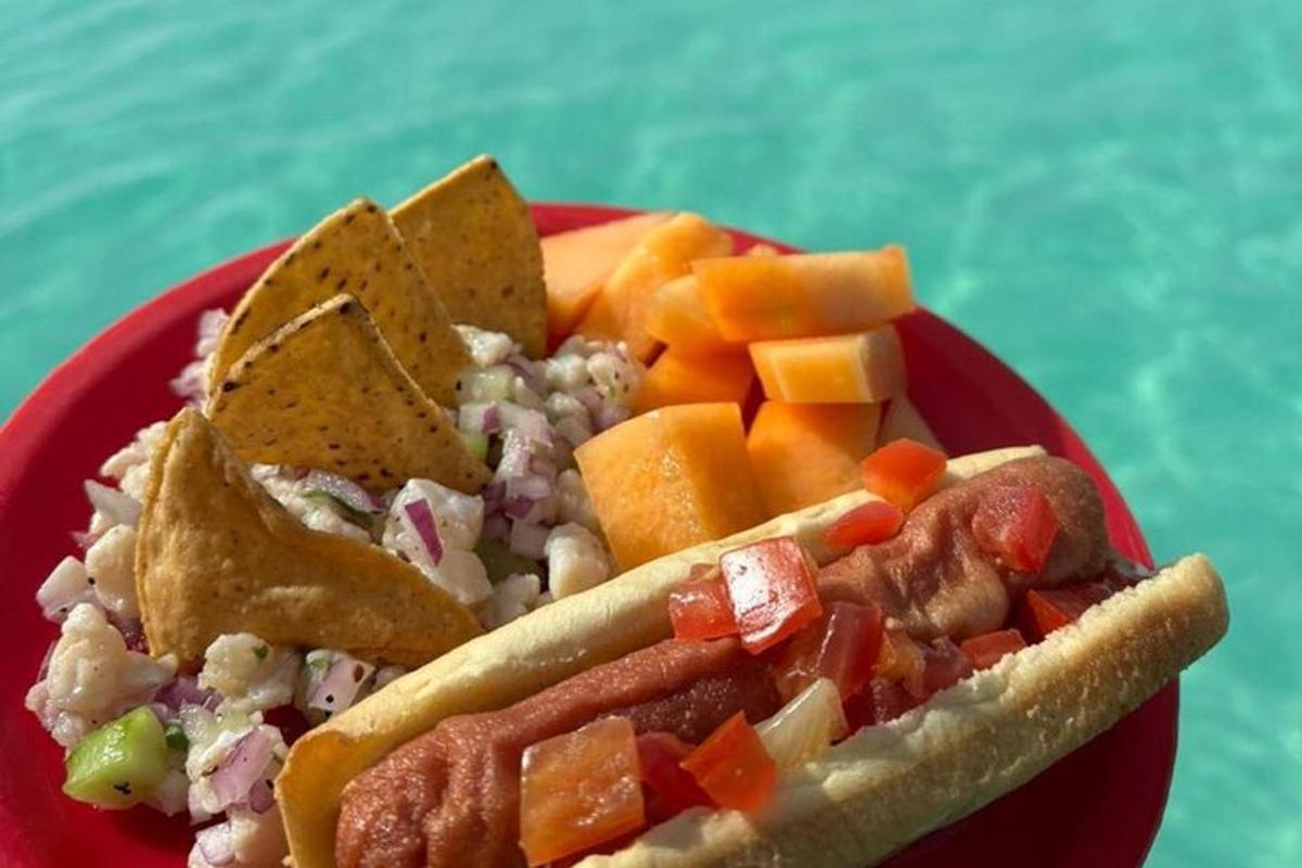 un piatto di cibo con un hot dog con riso e verdure