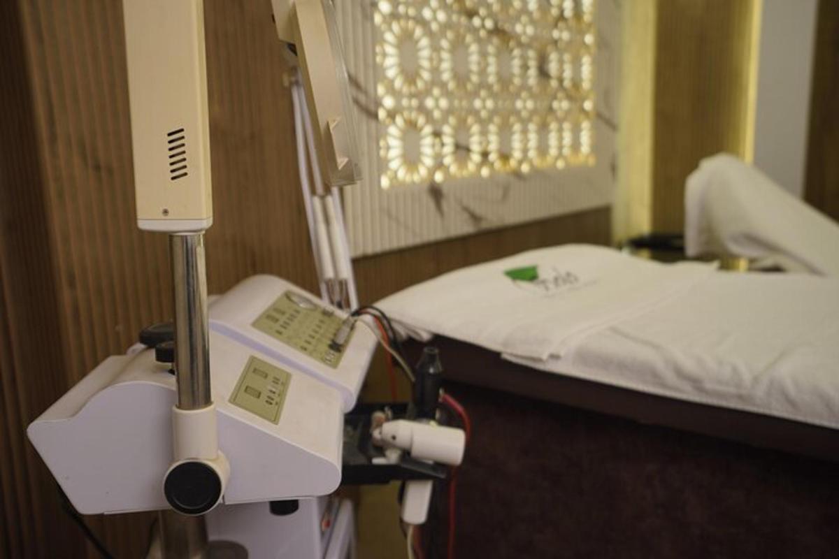 una habitació d'hospital amb un llit i una màquina