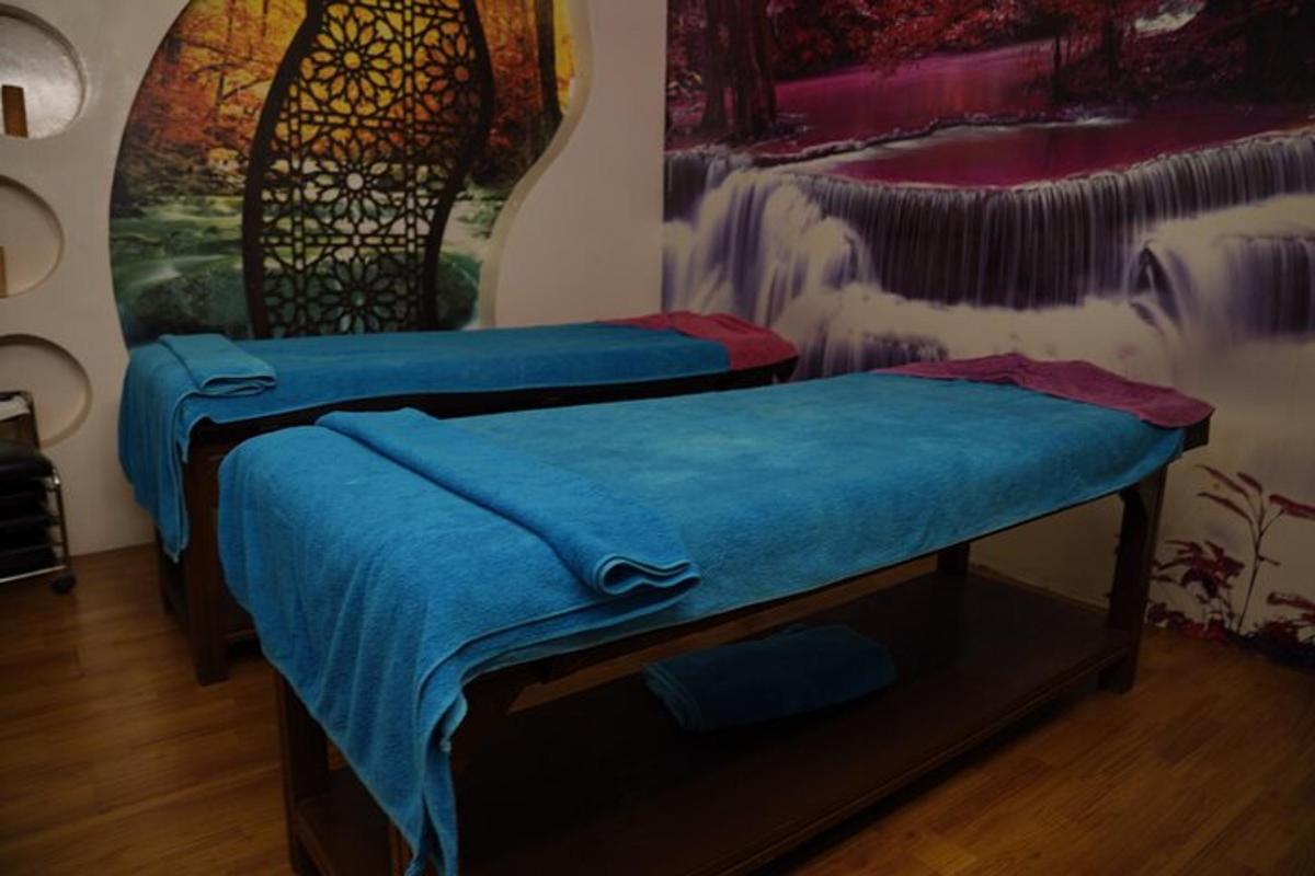 una habitació amb dos llits amb llençols blaus