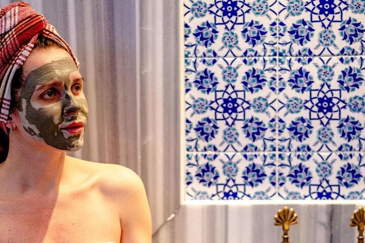 een man zonder shirt met een masker op zijn gezicht