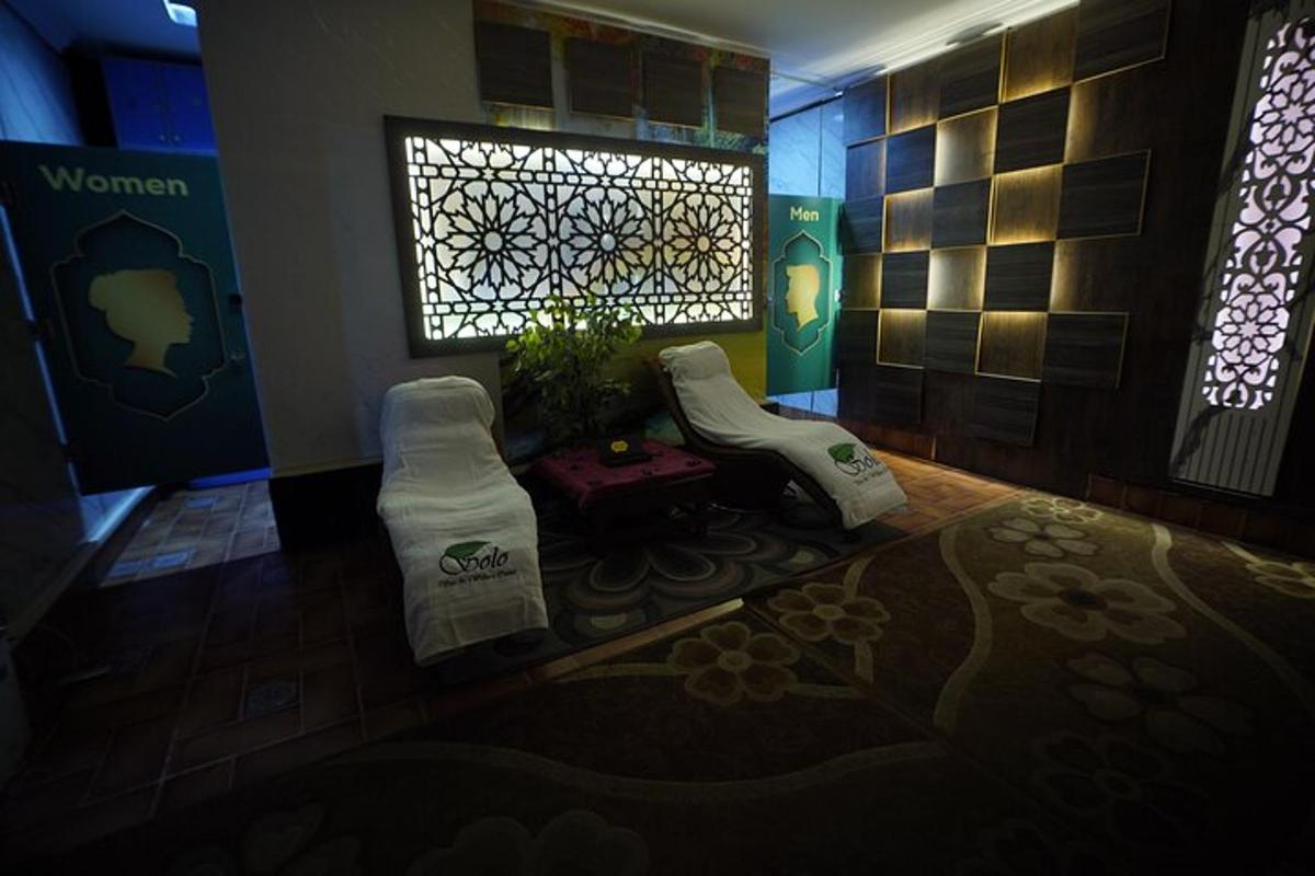 een lobby met een kamer met een raam en een tapijt