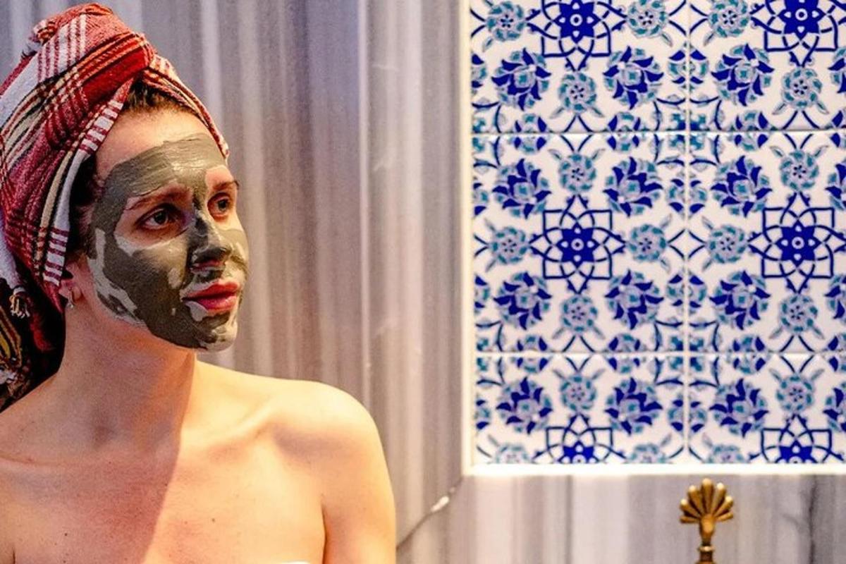 muž bez trička s maskou na obličeji