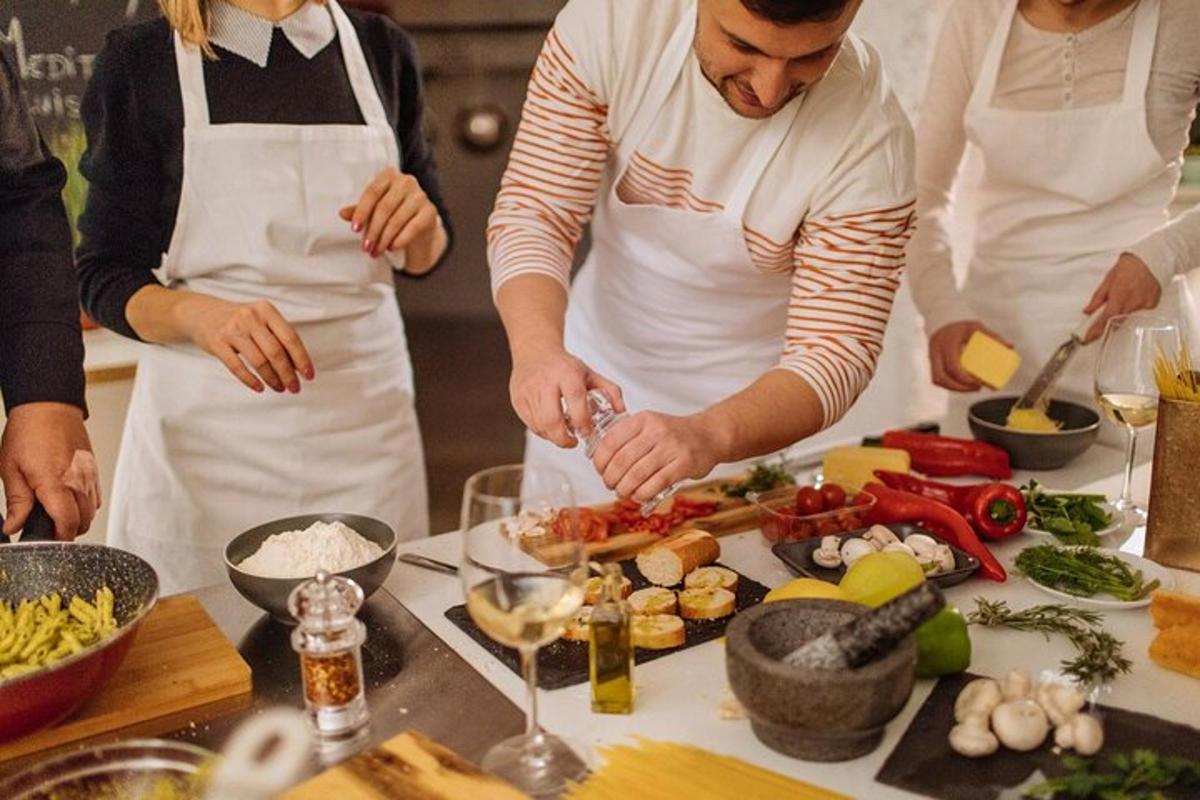 sekumpulan orang di dapur menyediakan makanan