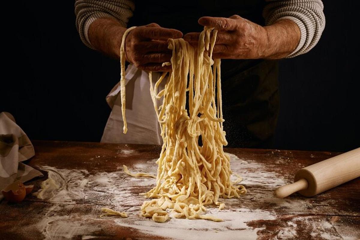 seseorang sedang membuat pasta di atas meja
