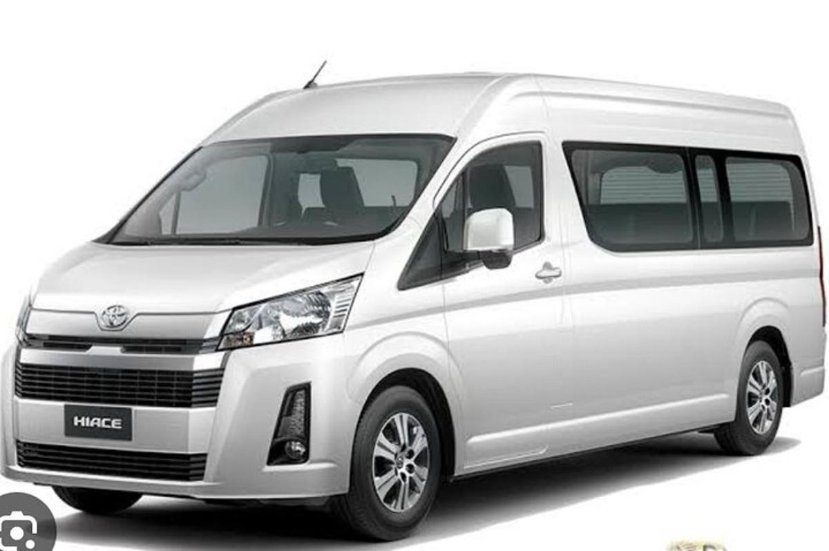 Bel kombi je parkiran na belem ozadju