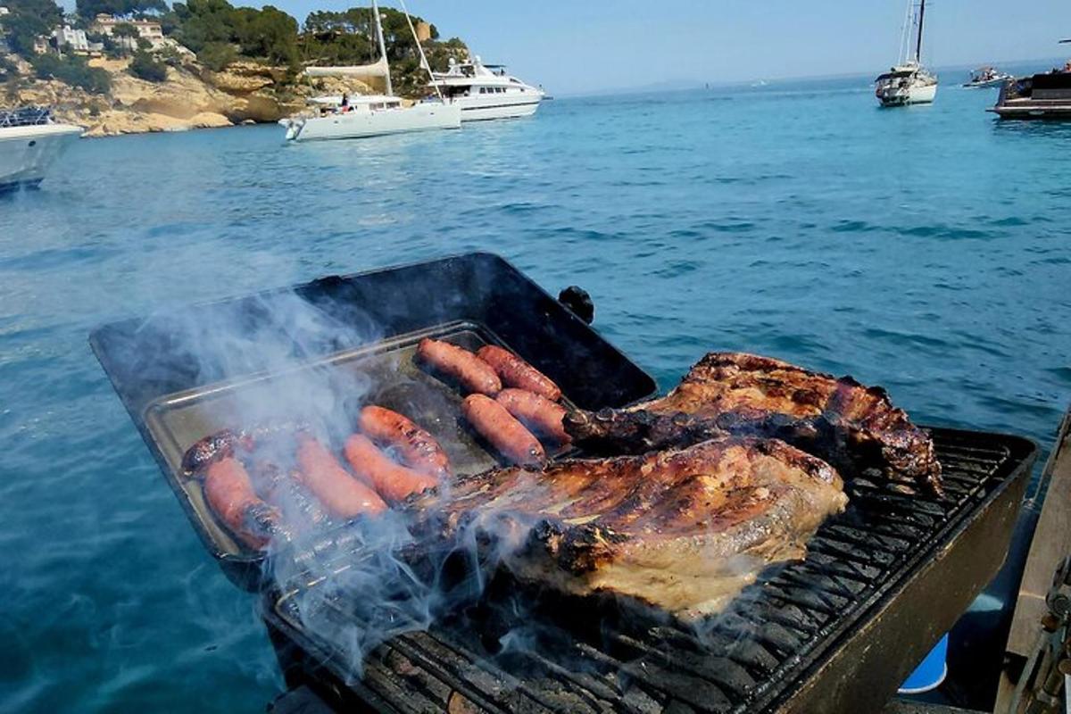 steak a párky v rohlíku na grilu u vody