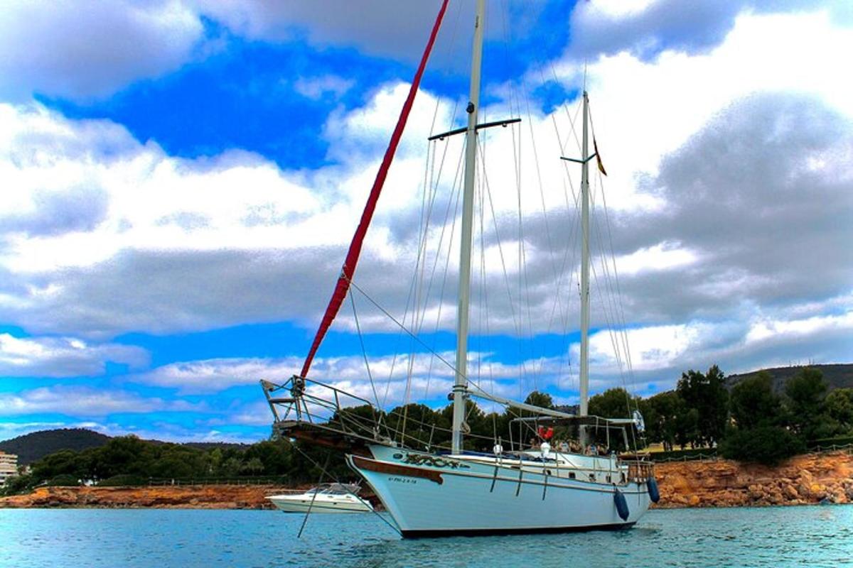 เรือใบสีขาวนั่งอยู่ในน้ำ