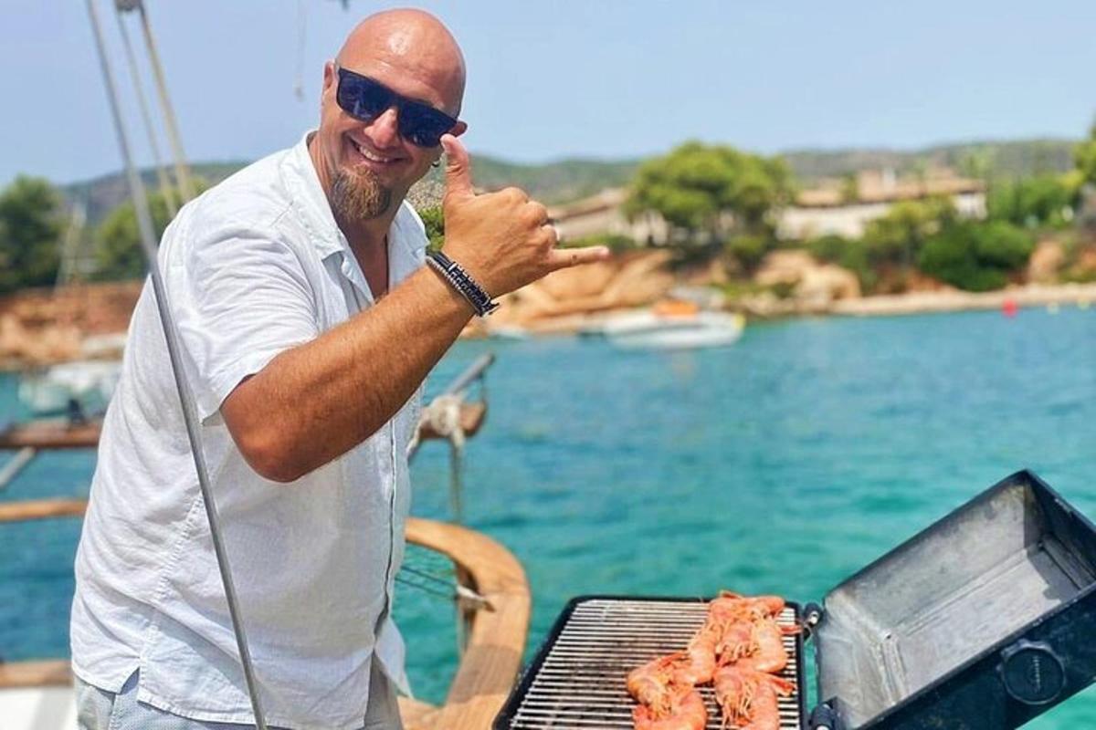 muž stojí vedle grilu