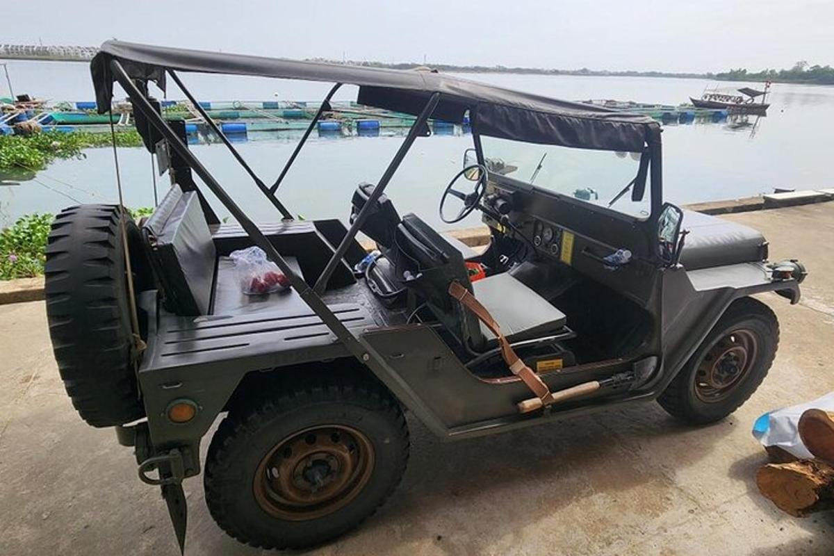 kereta golf diletakkan di sebelah badan air