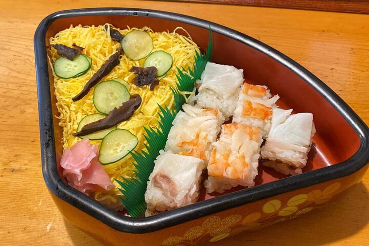 konteiner sushit kurkide, liha ja nuudlitega
