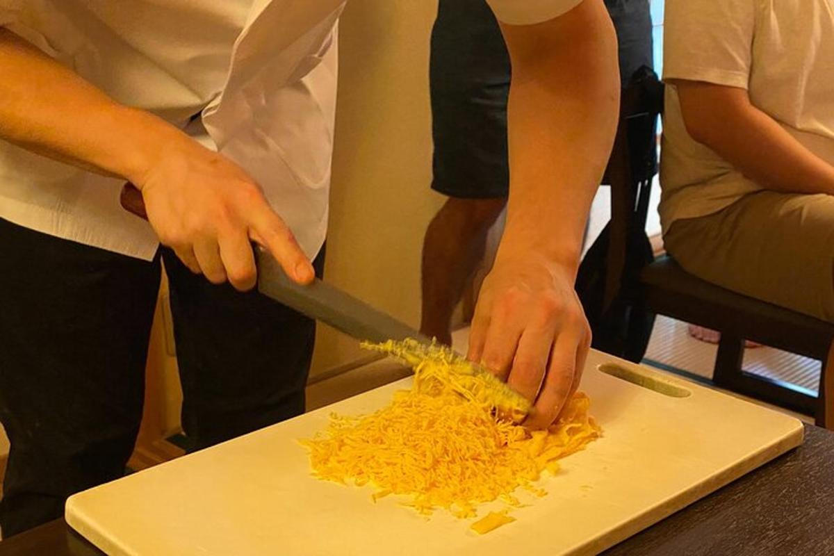 seseorang memotong bawang di talenan