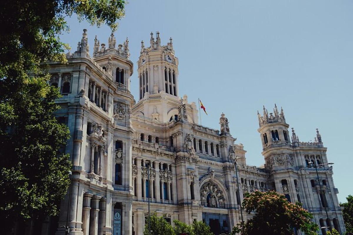 un gran edifici amb una bandera a sobre