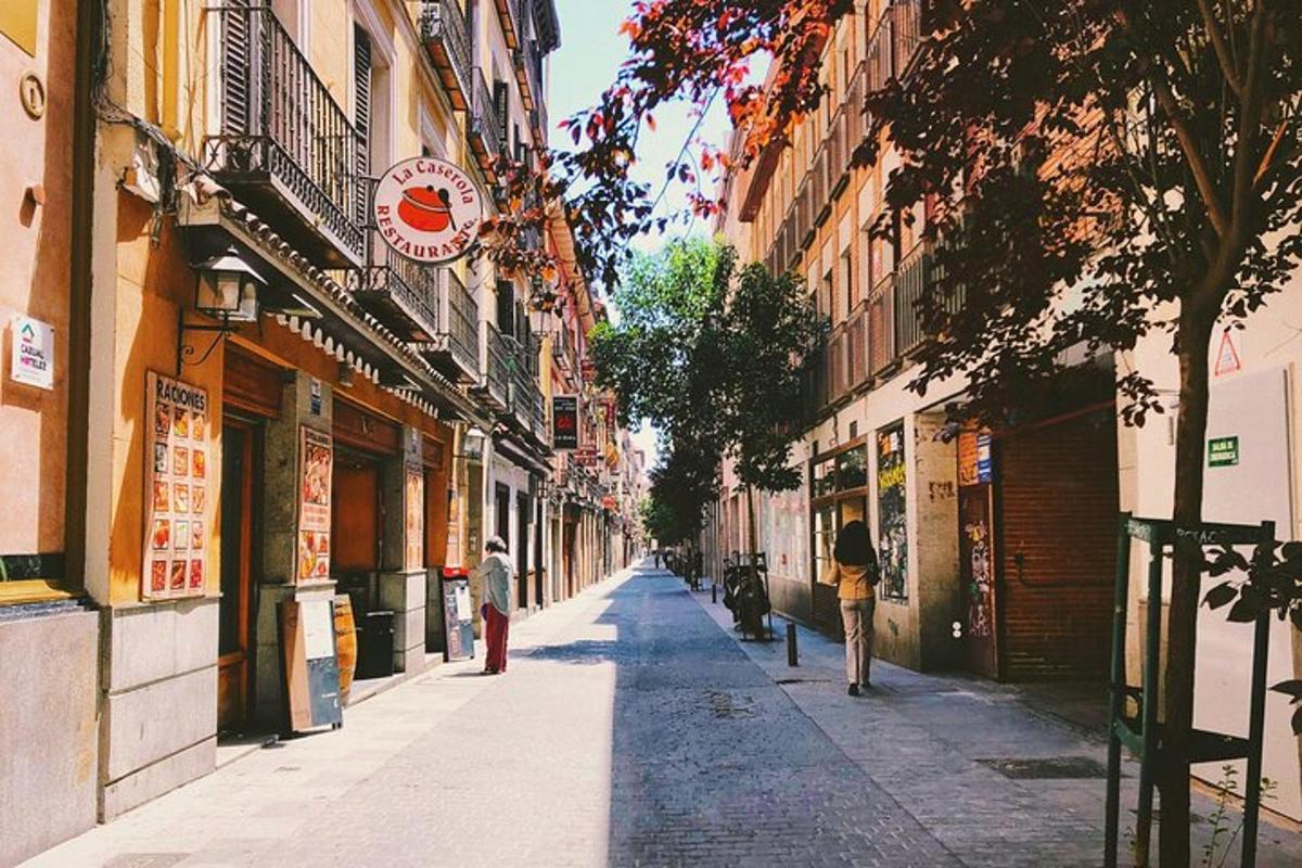 un carrer de la ciutat amb gent caminant pel carrer