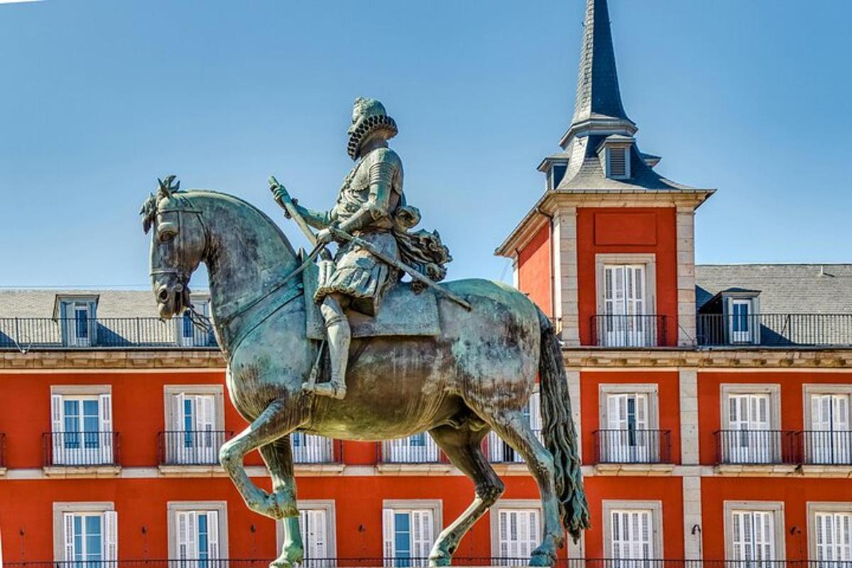 una estàtua d'un home muntant a cavall davant d'un edifici