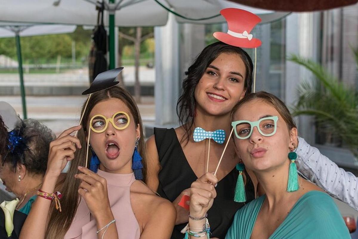 Τρεις γυναίκες ντυμένες με κοστούμια ποζάρουν για μια φωτογραφία