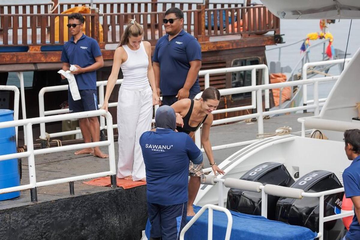 un gruppo di persone in piedi su una barca