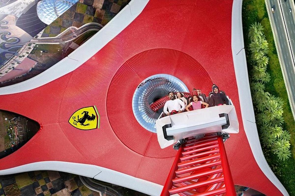 un grupo de personas en una montaña rusa