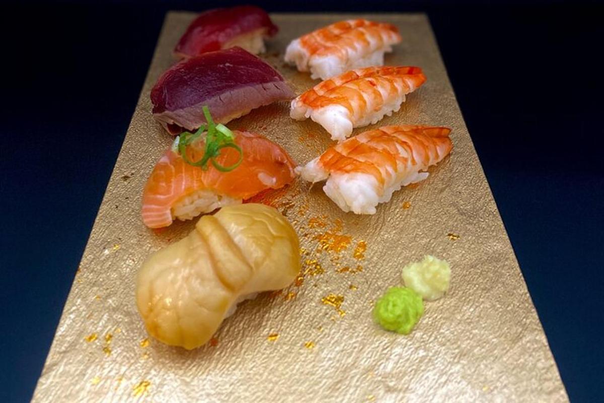 hópur af sushi á skurðarbretti