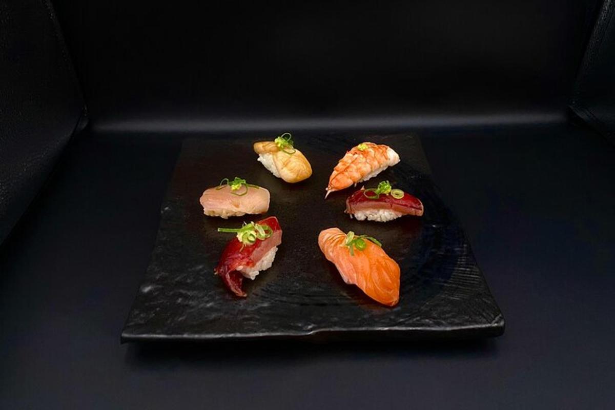 isang plato ng sushi sa isang itim na plato
