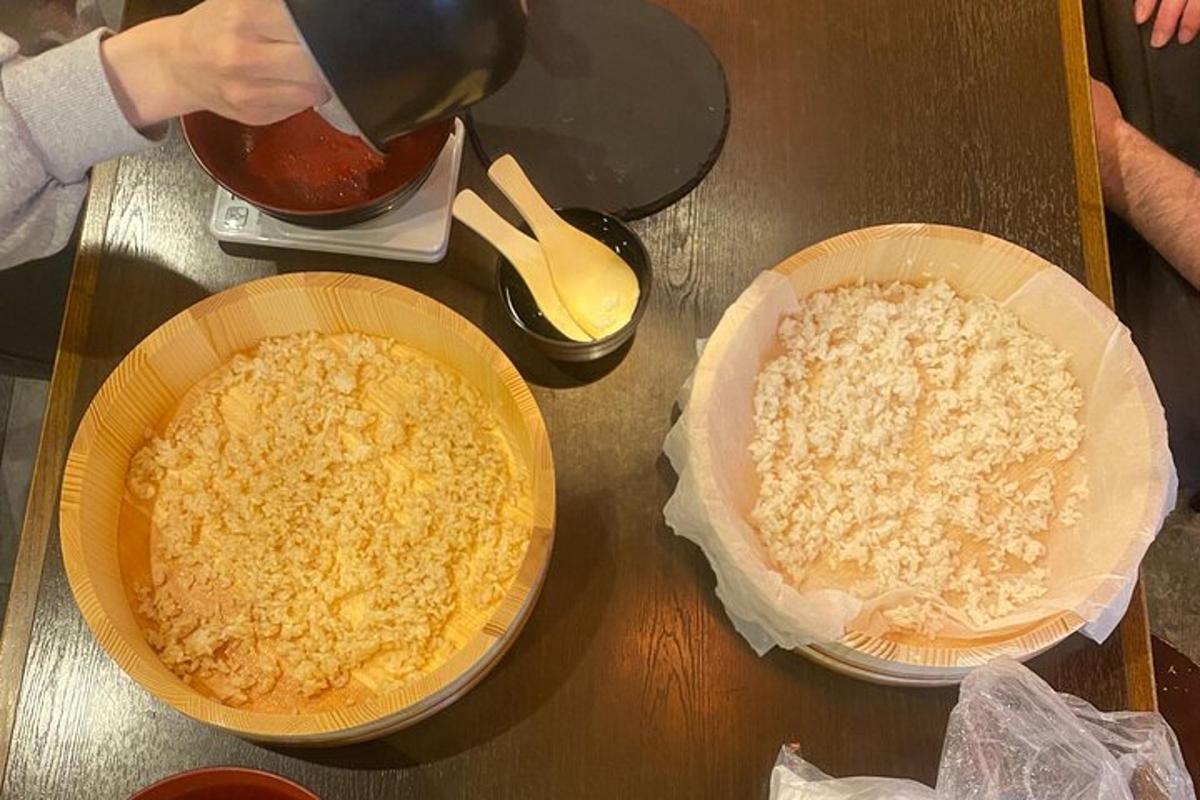 tvær skálar af hrísgrjónum á borði