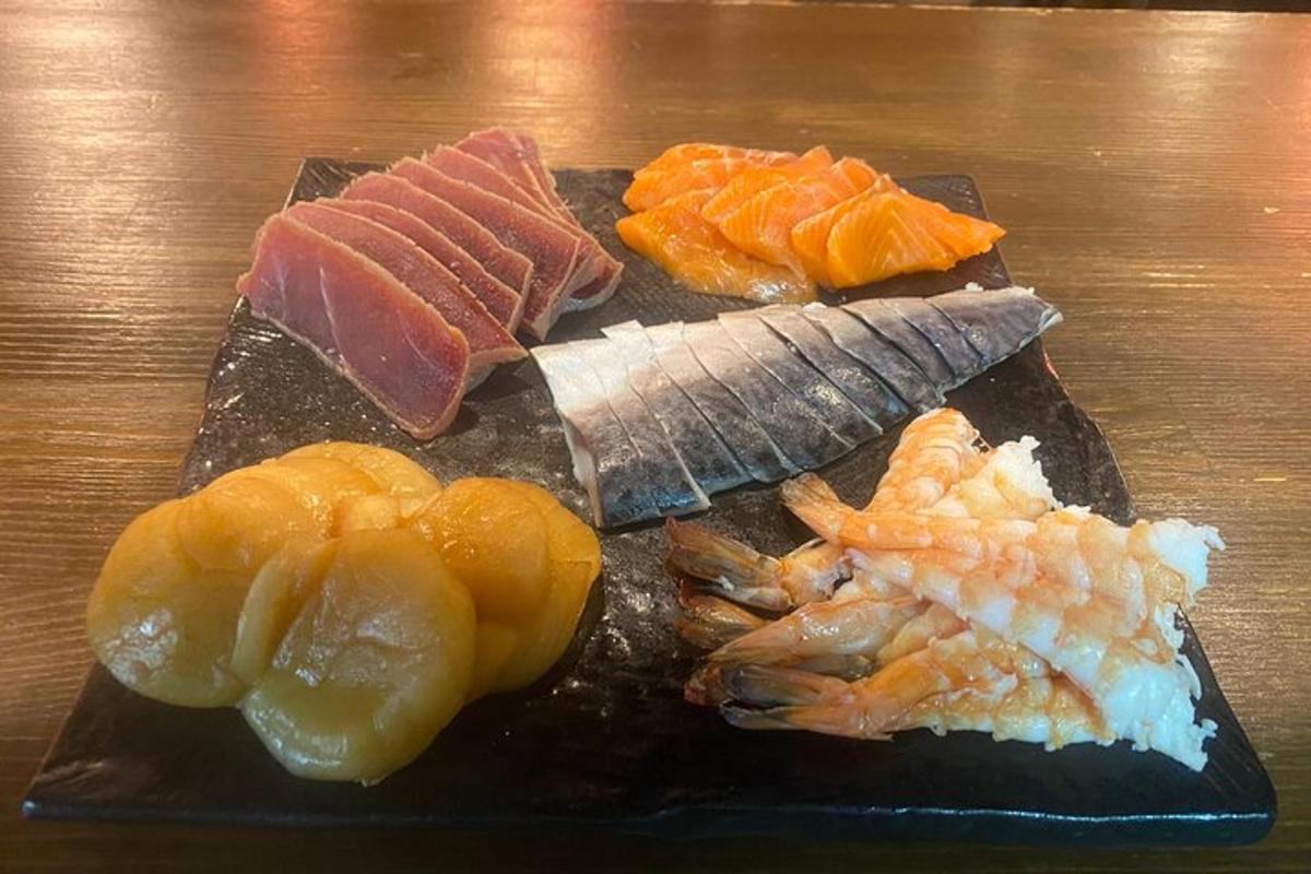 Diskur með mismunandi gerðum af sushi á borði