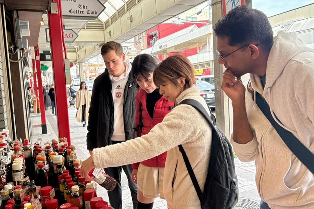 hópur fólks skoðar sýningu á vínflöskum