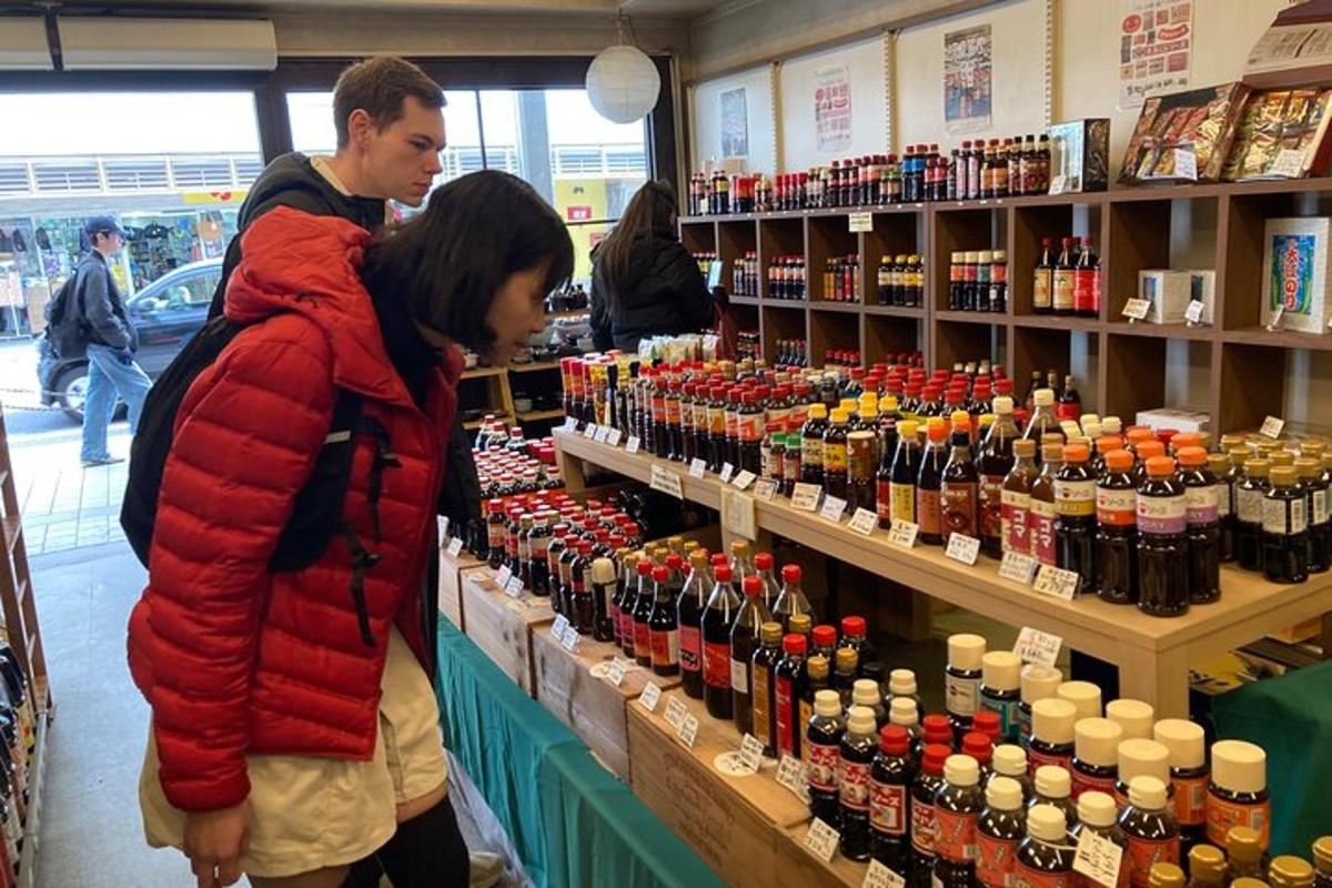 Tveir einstaklingar standa í búð og skoða vínflöskur