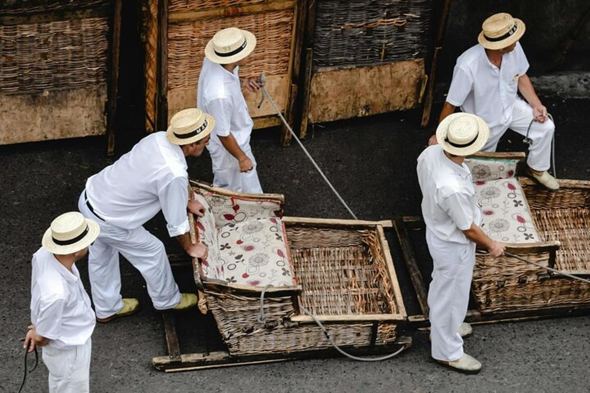 sekelompok pria berpakaian putih berdiri di sekitar kandang