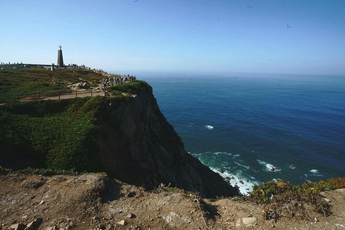 um farol no topo de um penhasco próximo ao oceano