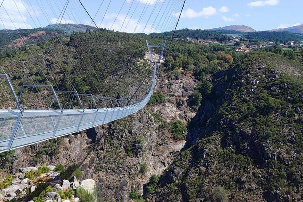 uma ponte suspensa em uma montanha no céu