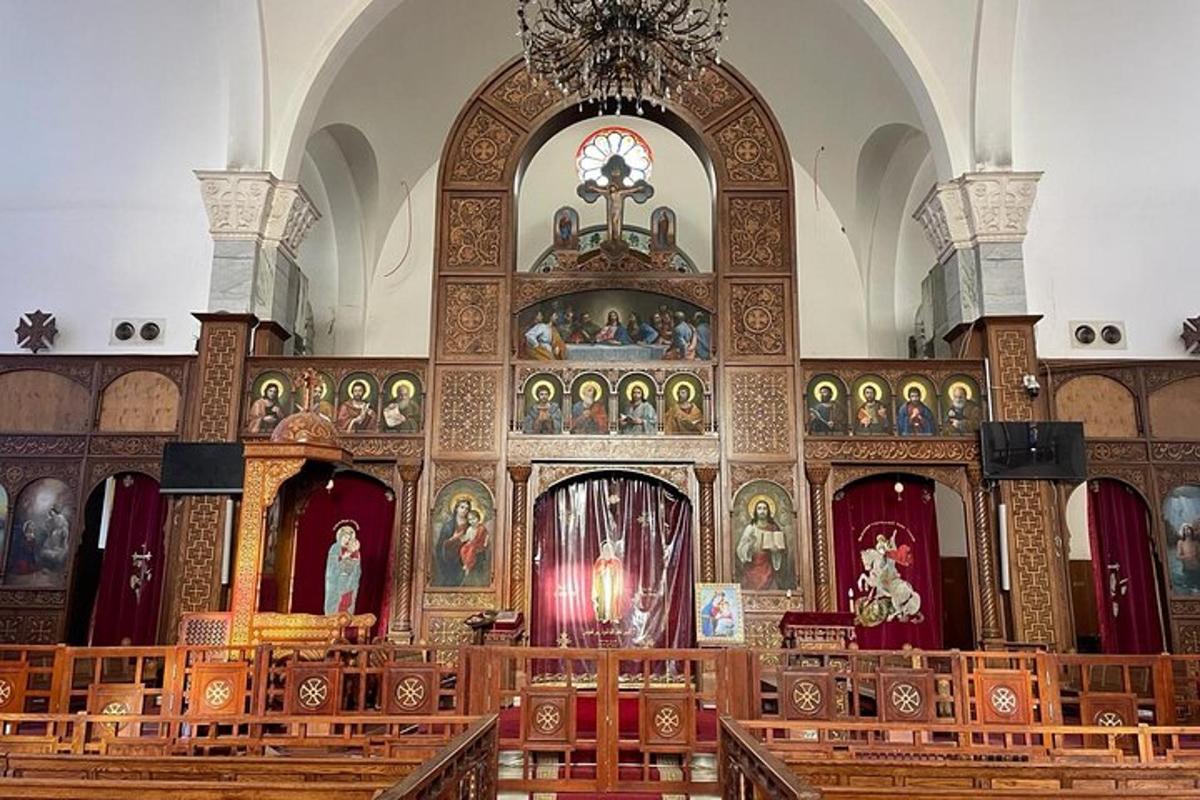 μια μεγάλη εκκλησία με ξύλινα στασίδια μπροστά της