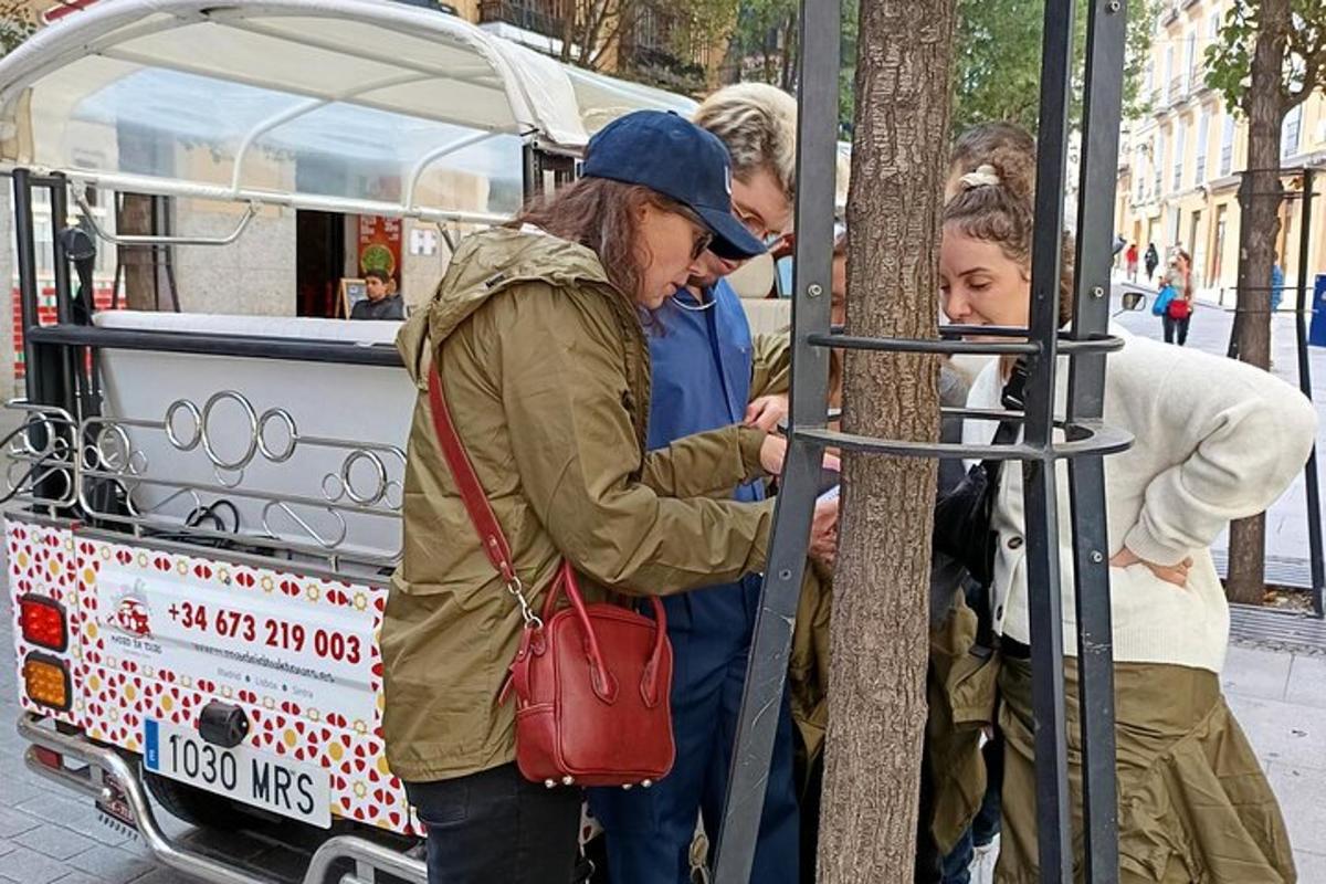 skupina lidí stojících vedle autobusu