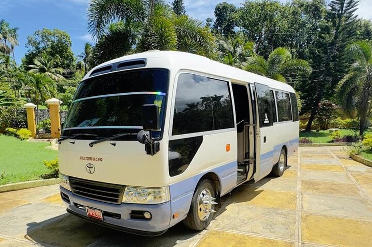 egy fehér busz parkolt a parkolóban