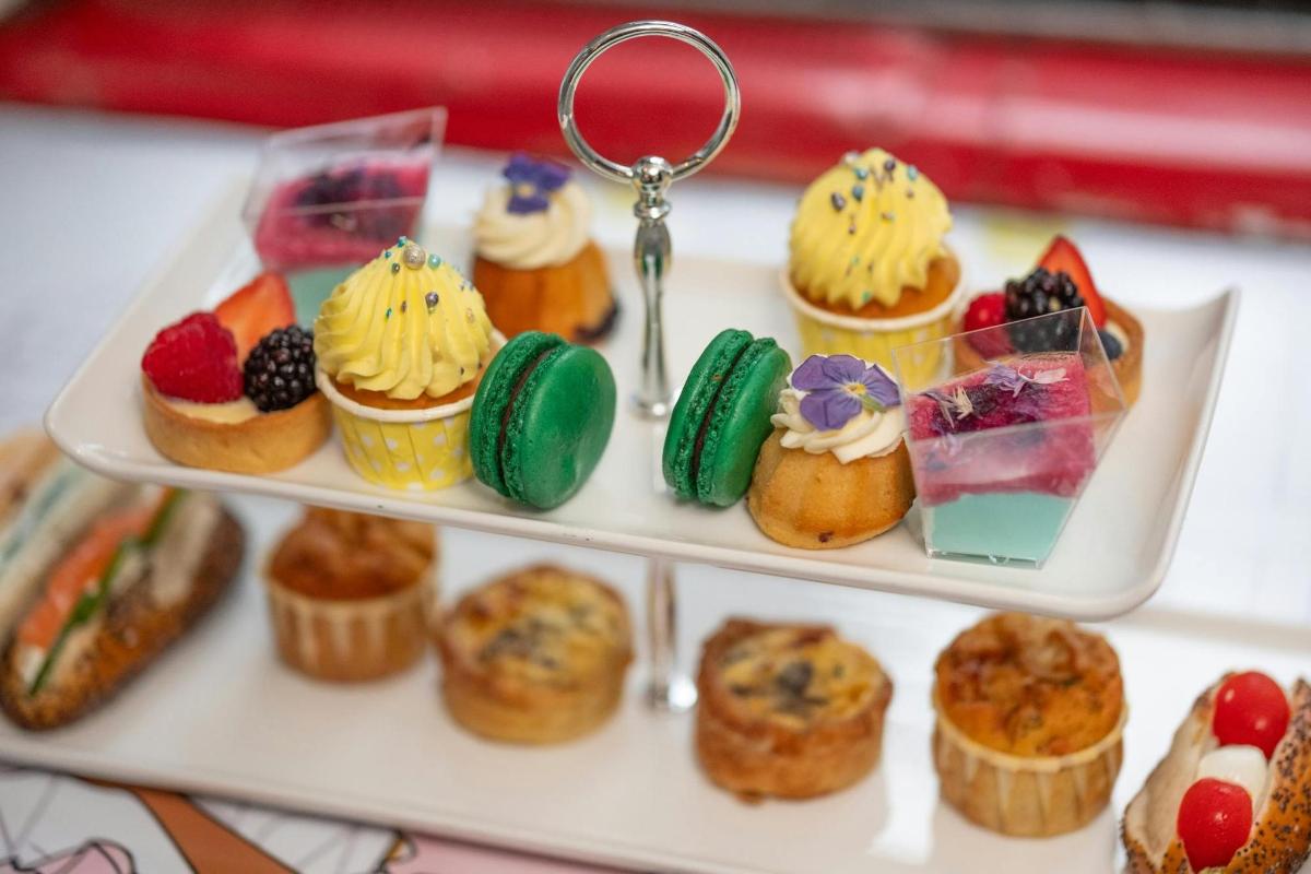 egy tálca cupcakes és muffinok az asztalon