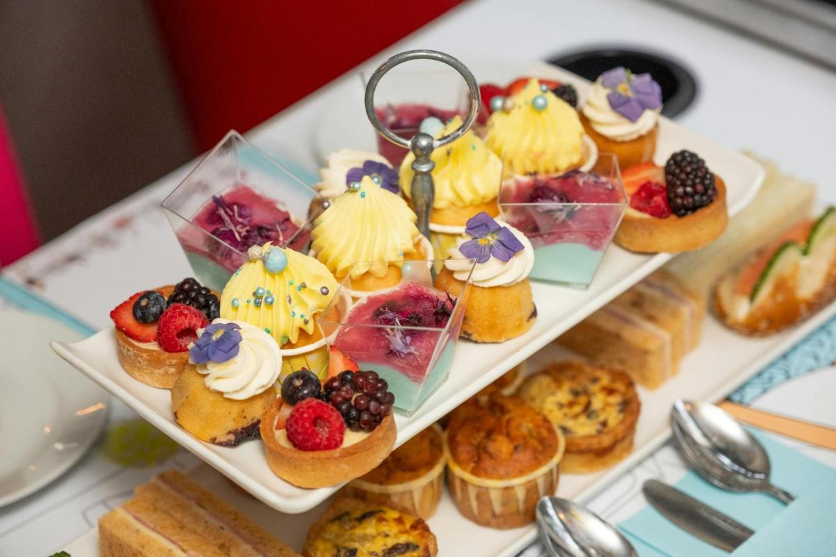un vassoio di pasticcini e dessert su un tavolo