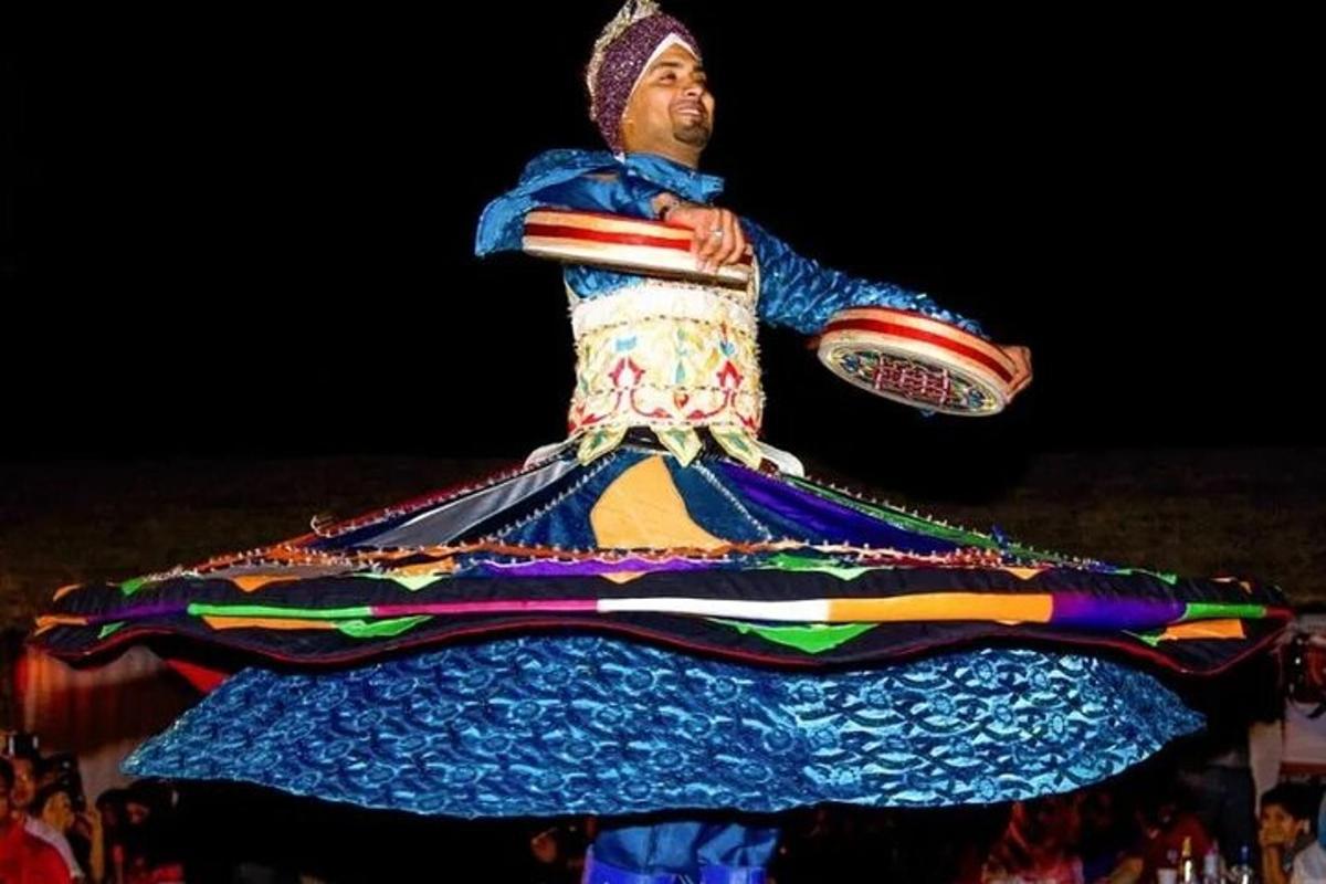 Un hombre con un traje colorido sosteniendo una cometa