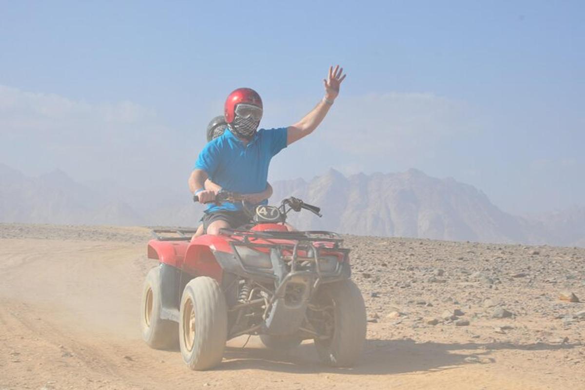um homem pilotando uma carreta no deserto