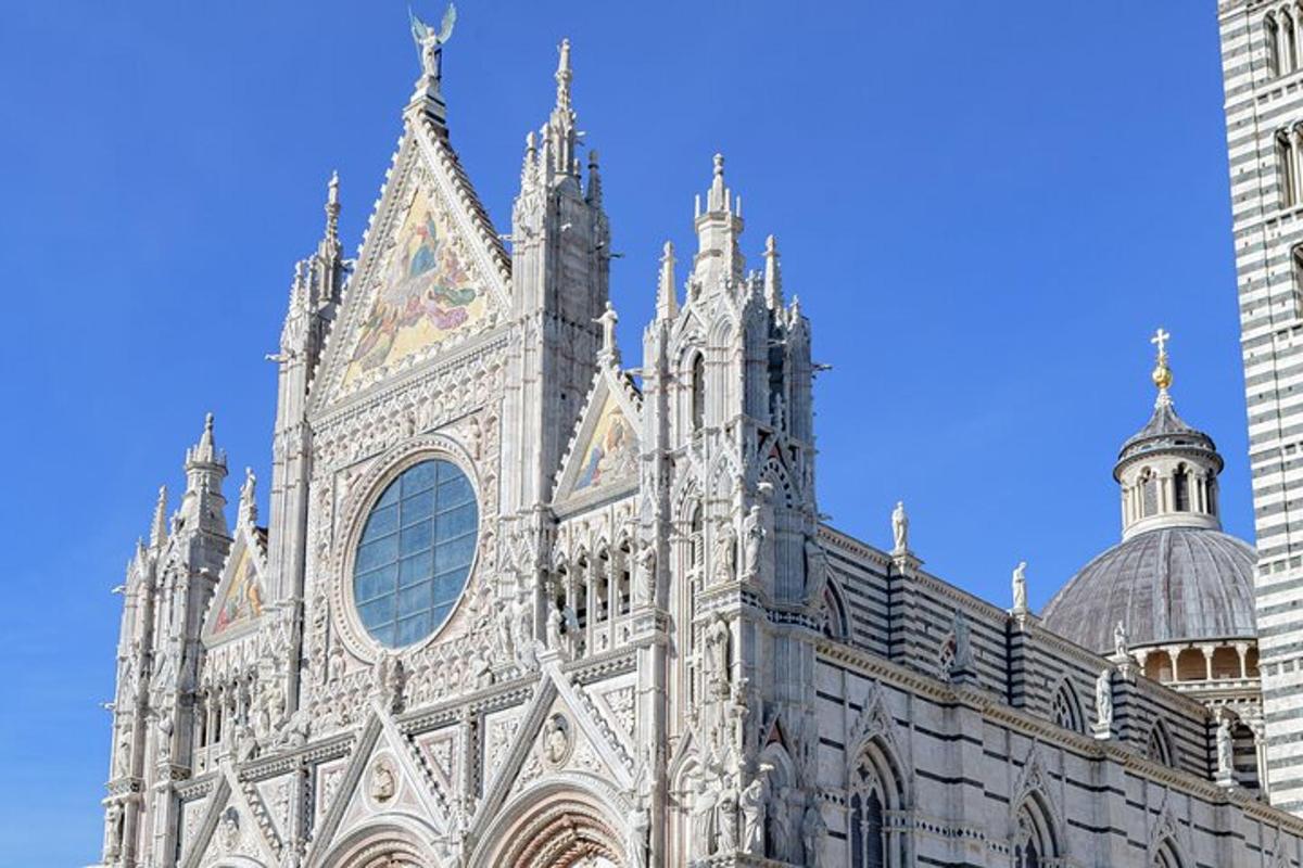 sebuah katedral besar dengan latar belakang langit biru