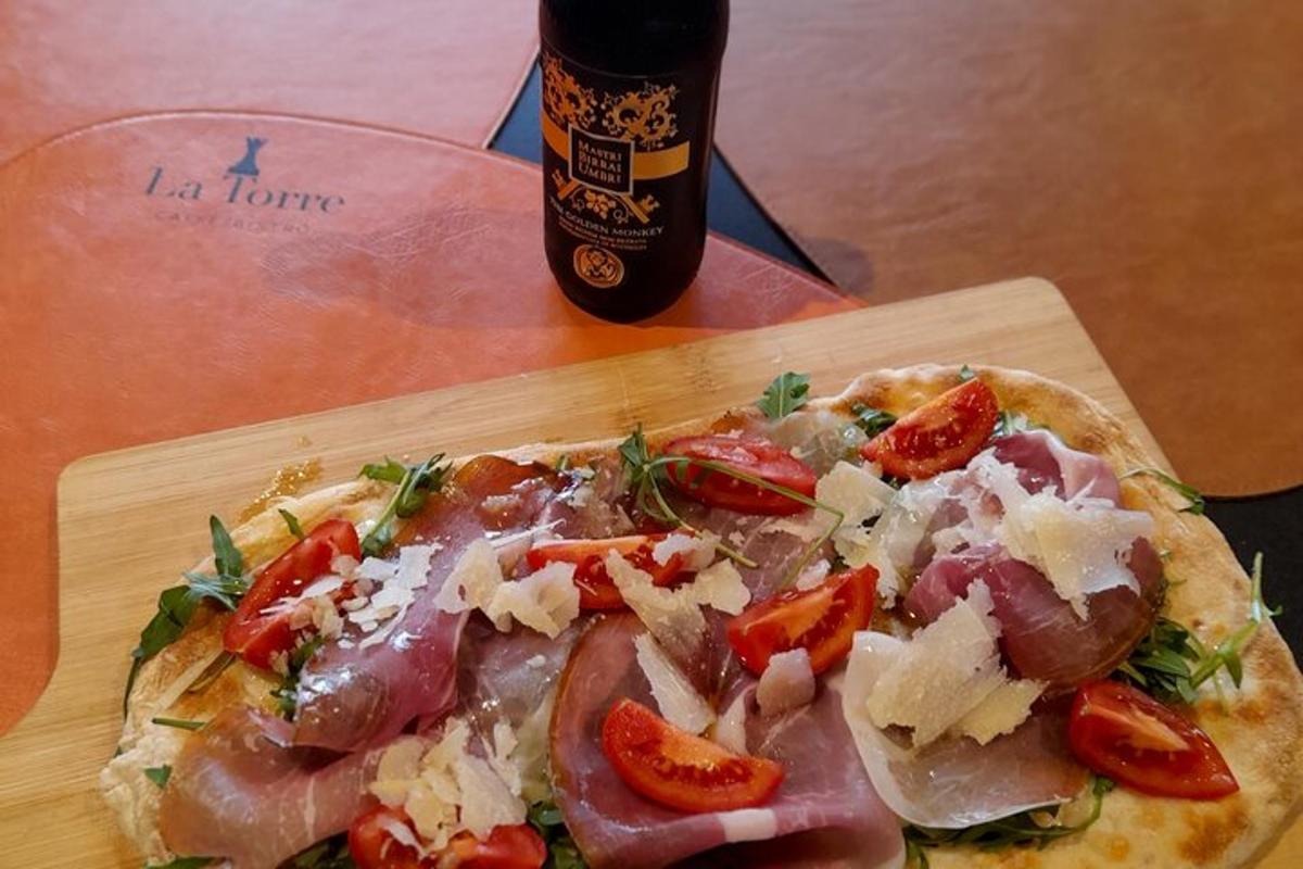 egy pizza egy fa vágódeszkán