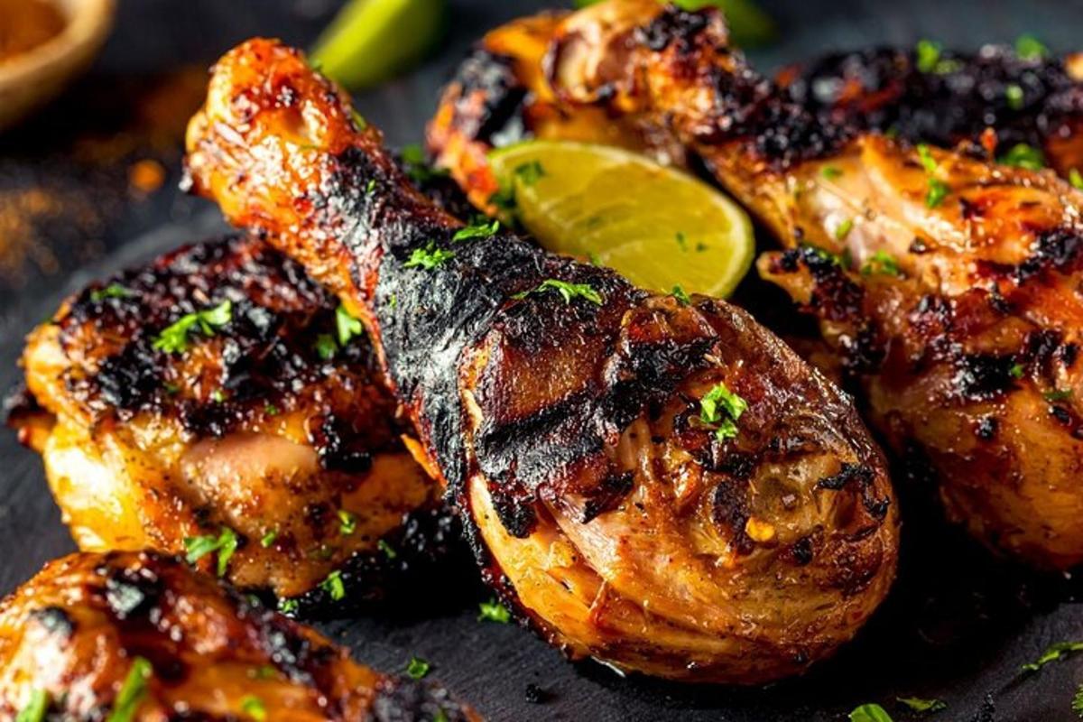 un piatto di cibo con pollo e un lime