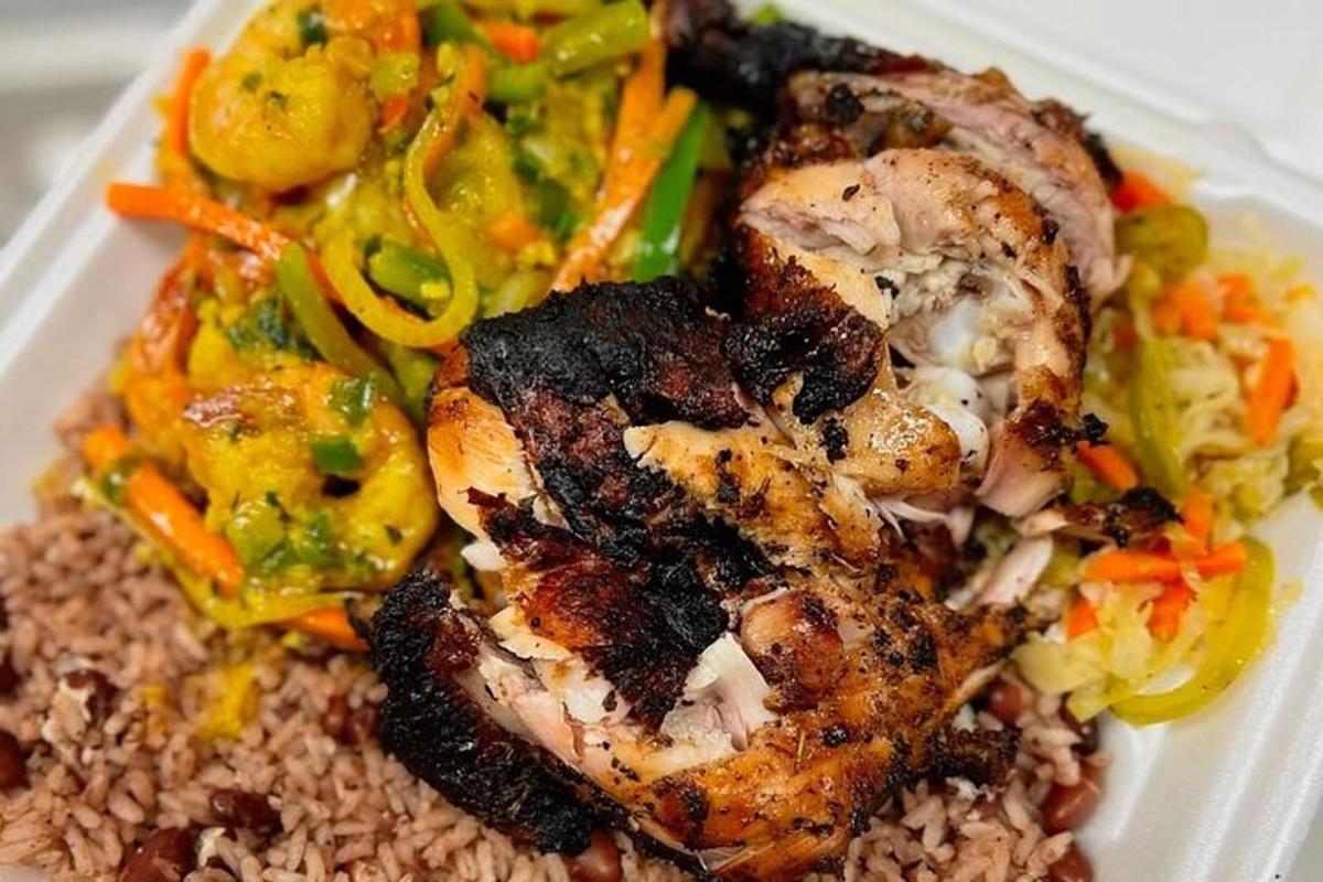 un piatto di cibo con pollo, riso e verdure