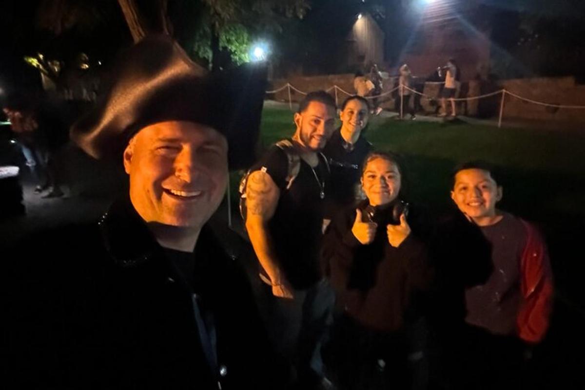 um grupo de pessoas posando para uma foto à noite